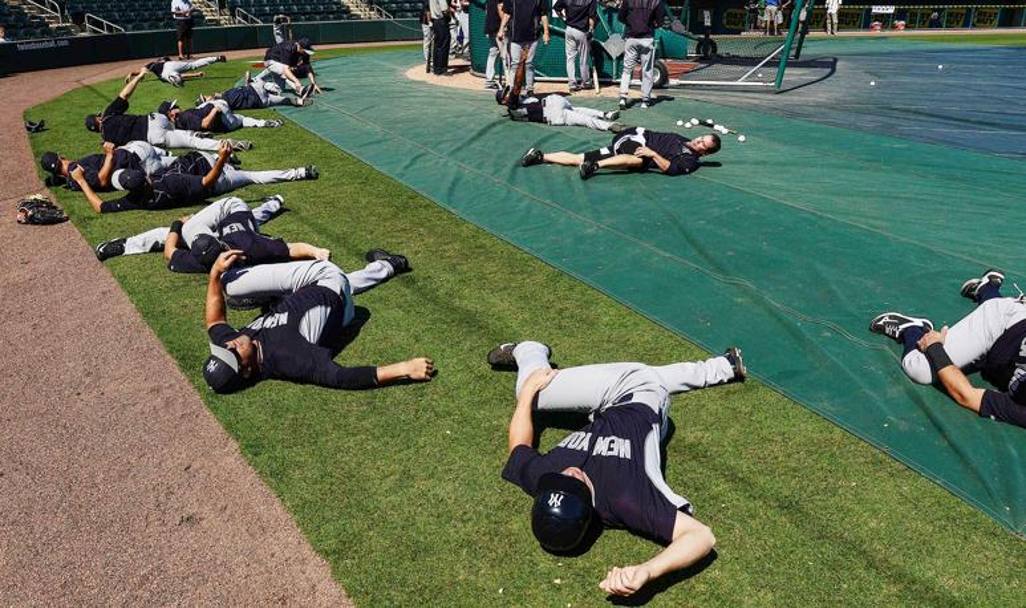 Stretching di gruppo per i giocatori dei New York Yankees. (Reuters)